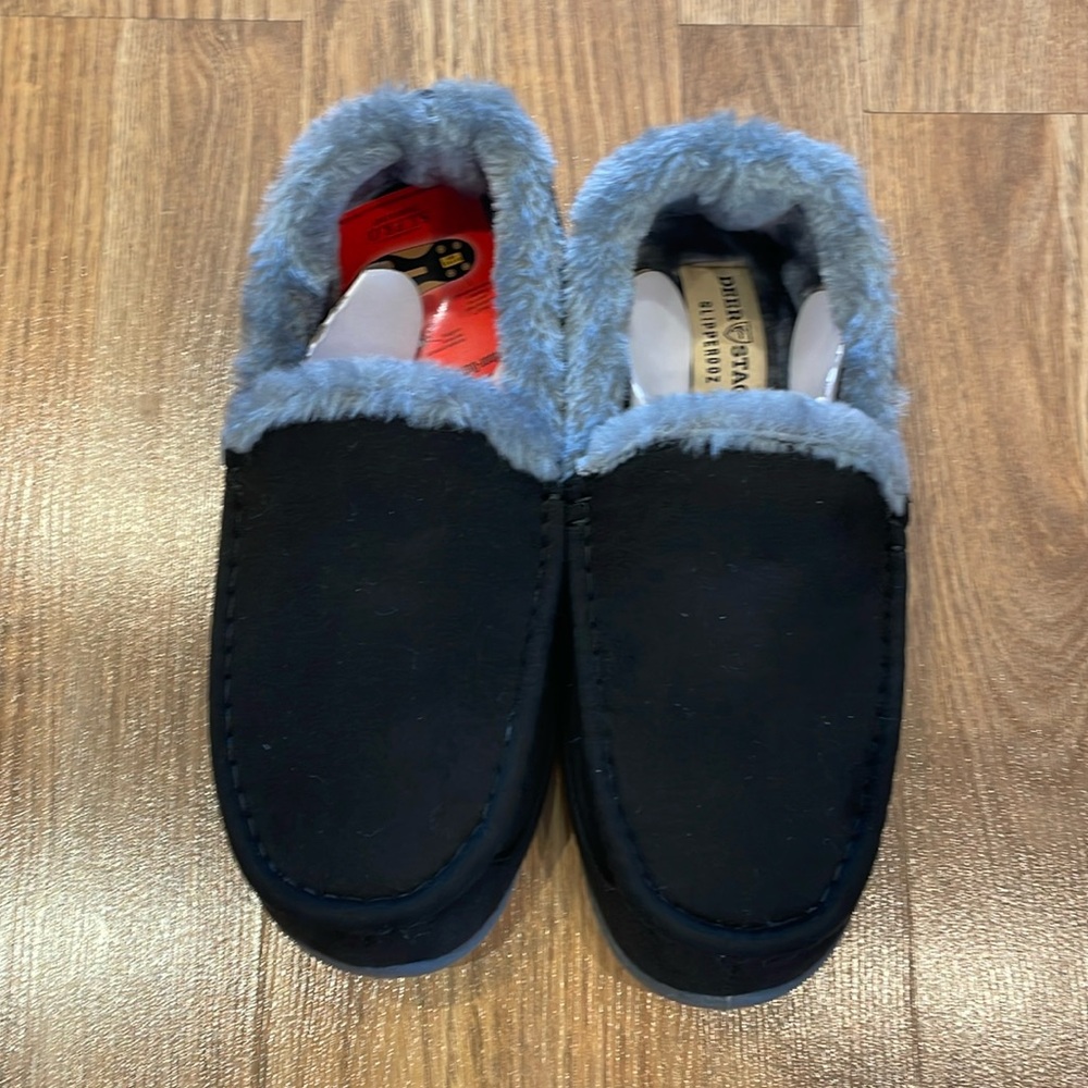 Deer Stags NWT. Boys size 7M, women size 9M. Slippers. Color: black and gray.